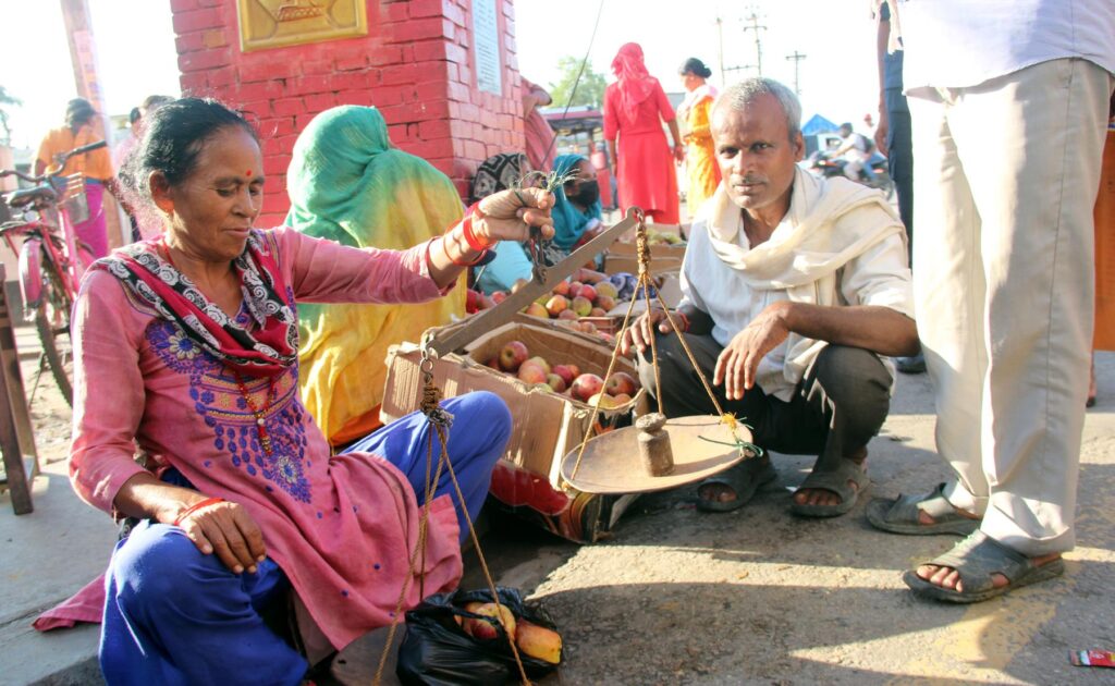 नेपालगञ्जमा स्याउ बिक्री गर्दै जुम्लाका व्यापारी 